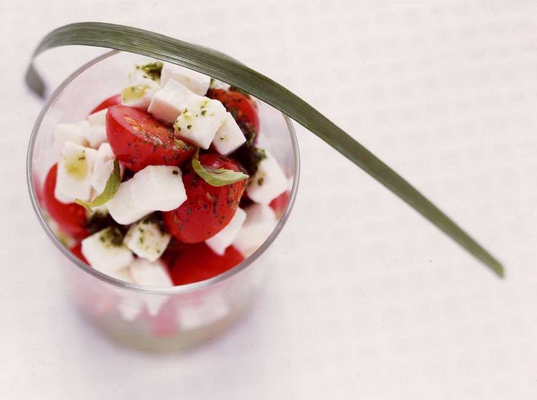 Duo de tomates cerises et chèvre aux herbes fraîches