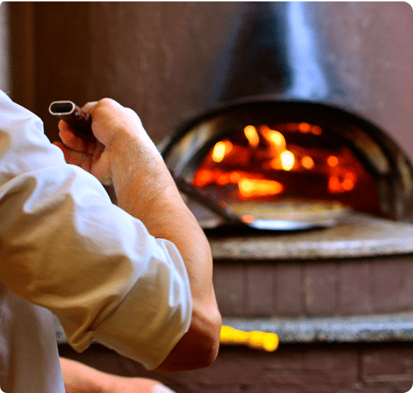 Pizza devant un four, maestrella mozzarellas pour professionnels