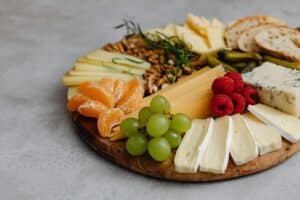 Fromage accompagné de fruits frais