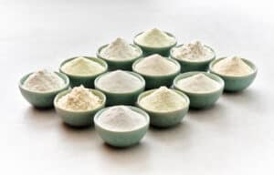 Protéines laitières dans différents bols