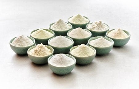 Protéines laitières dans différents bols