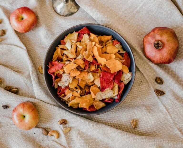 Bol remplie de chips d'épluchures de pommes