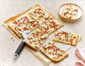 Photo de flammekueche avec mini-bûches de chèvre IQF pour les industriels de l'agroalimentaire