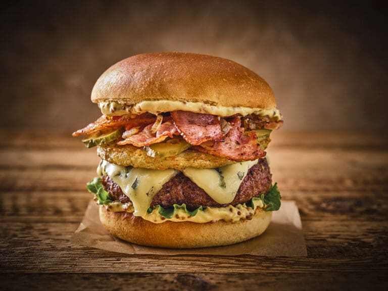 burger gourmet à la fourme d'Ambert et au bacon