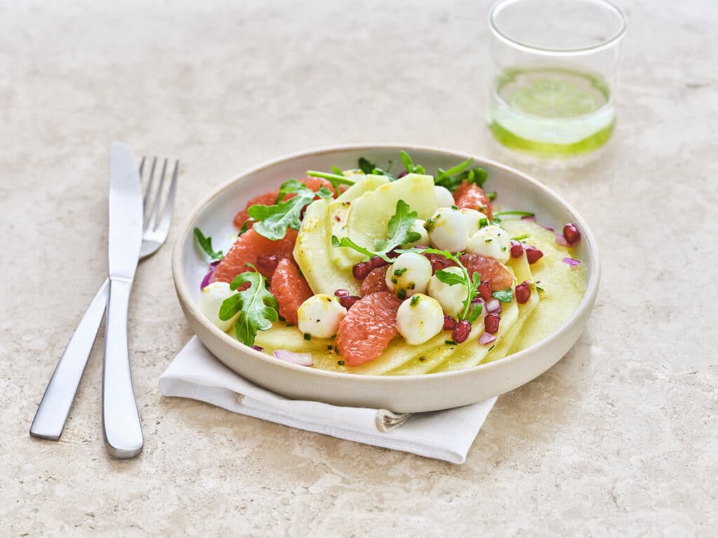 Salade fraicheur aux melon, pamplemousse et billes de mozzarella