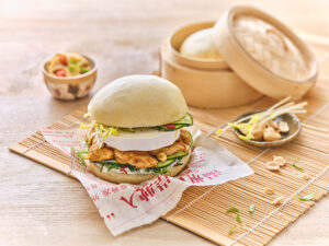 Bao burger poulet mariné au satay & chèvre citronné