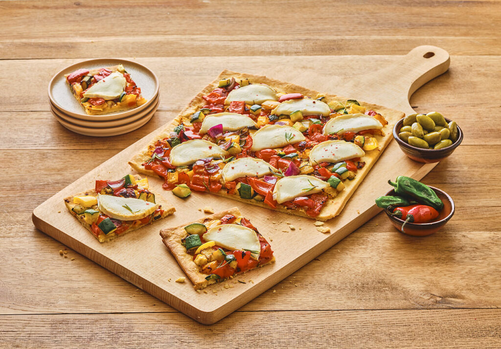 Coca de Trampo au chèvre, olives noires & basilic