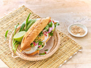 Bánh Mì inspiration du Vietnam au chèvre & légumes croquants