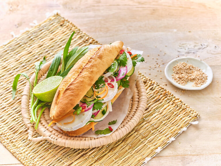 Bánh Mì inspiration du Vietnam au chèvre & légumes croquants